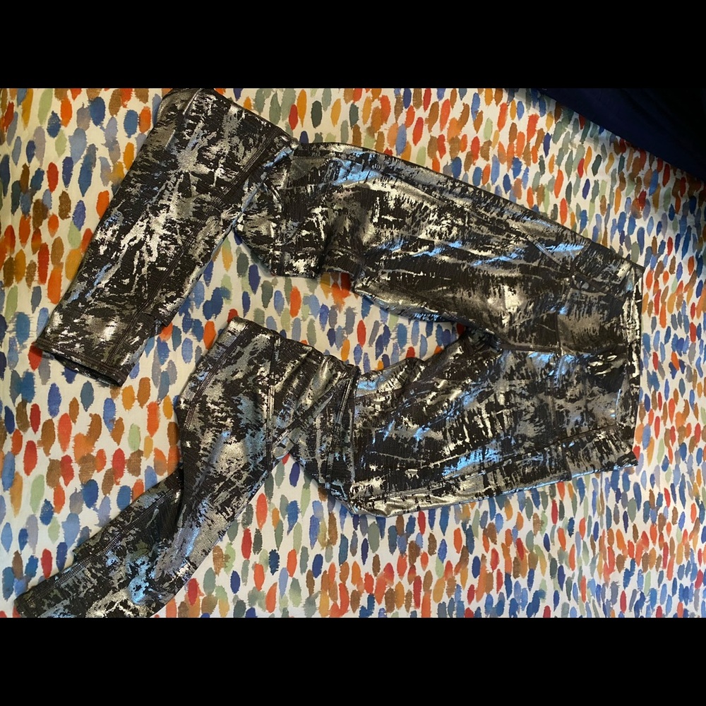 Lululemon Silver & Black Leggings, size 6